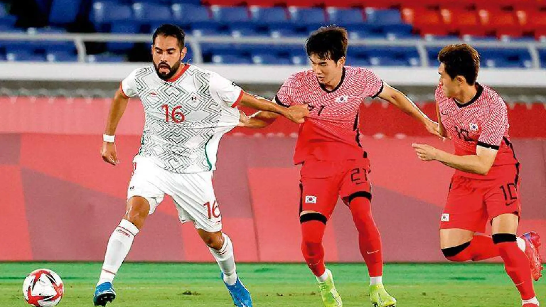 El zacatecano José Joaquín Esquivel medio campista de la Selección Nacional disputa el balón ante jugadores de Corea del Sur en Tokio 2020